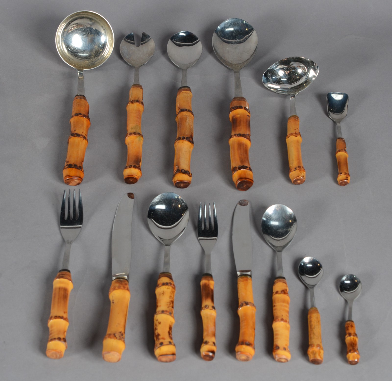 Faqueiro de aço inox com cabo de "bambu", composto de: 8 garfos, 8... - foto 1 de 4