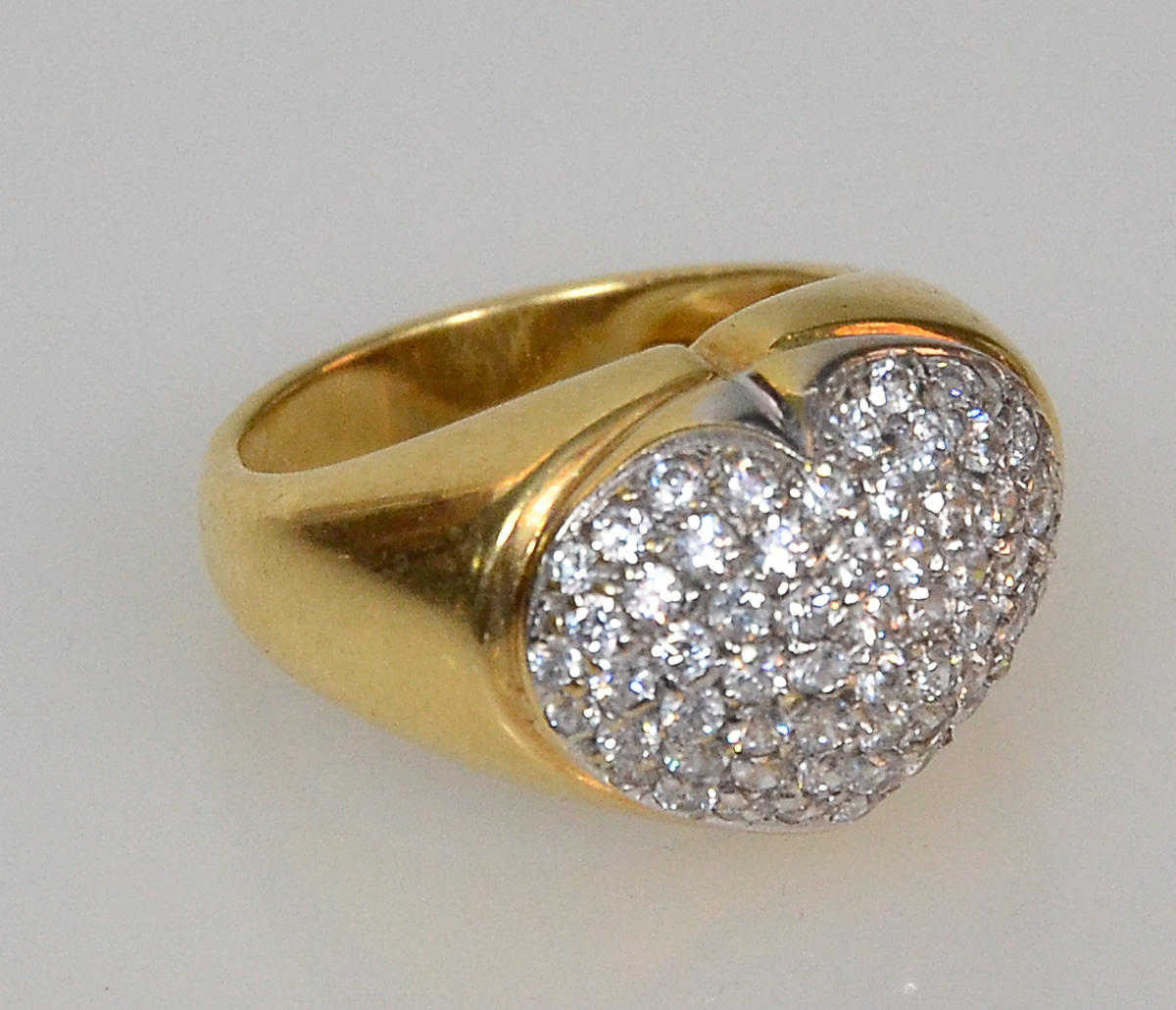 Anel de ouro 18 k com 70 brilhantes extras, peso 10 g.