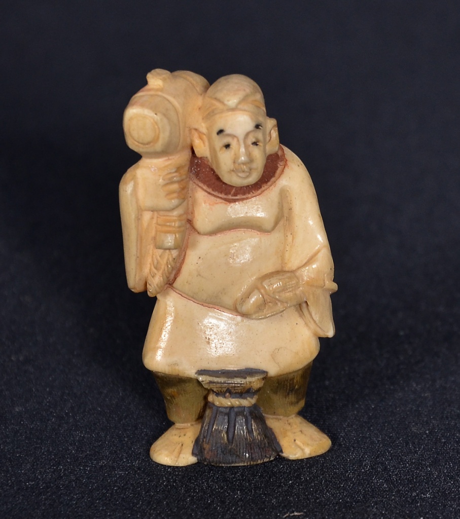 Netsuke de marfim repres.figura com martelo.