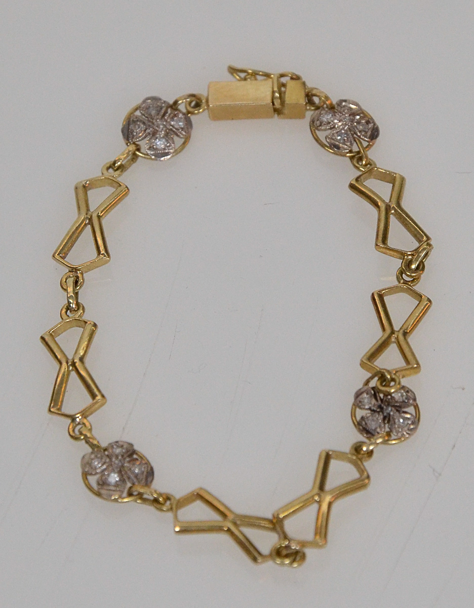 Antiga pulseira de ouro 18 k e brilhantes, peso 6,9 g.