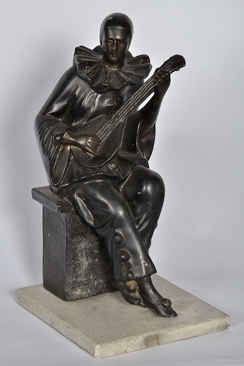Estatueta de petit bronze repres.Pierrot, alt.total 36 cm.