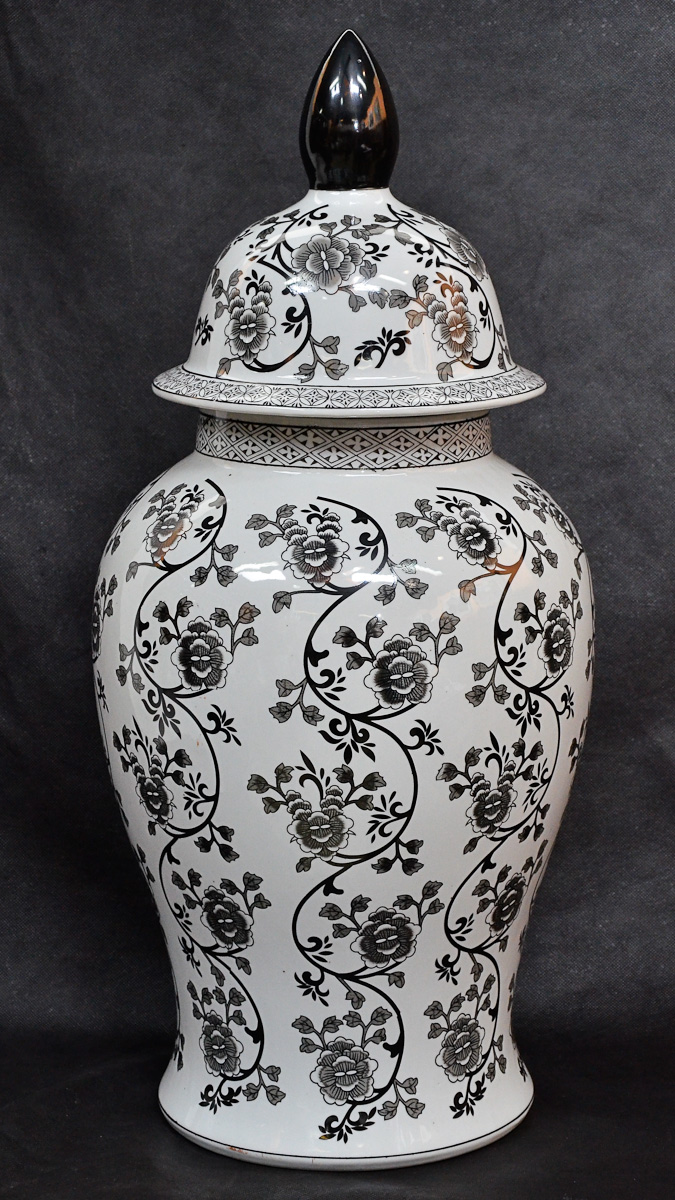 Potiche de porcelana oriental branca com flores pretas, alt. 62 cm.