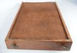 Belíssima mesa de encostar de madeira nobre, ca... - Belíssima mesa de encostar de madeira nobre, caixa retangular com uma gaveta, quatro pernas cilíndricas torneadas. Fundo da gaveta forrado com p...