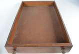 Belíssima mesa de encostar de madeira nobre, ca... - Belíssima mesa de encostar de madeira nobre, caixa retangular com uma gaveta, quatro pernas cilíndricas torneadas. Fundo da gaveta forrado com p...
