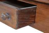 Belíssima mesa de encostar de madeira nobre, ca... - Belíssima mesa de encostar de madeira nobre, caixa retangular com uma gaveta, quatro pernas cilíndricas torneadas. Fundo da gaveta forrado com p...