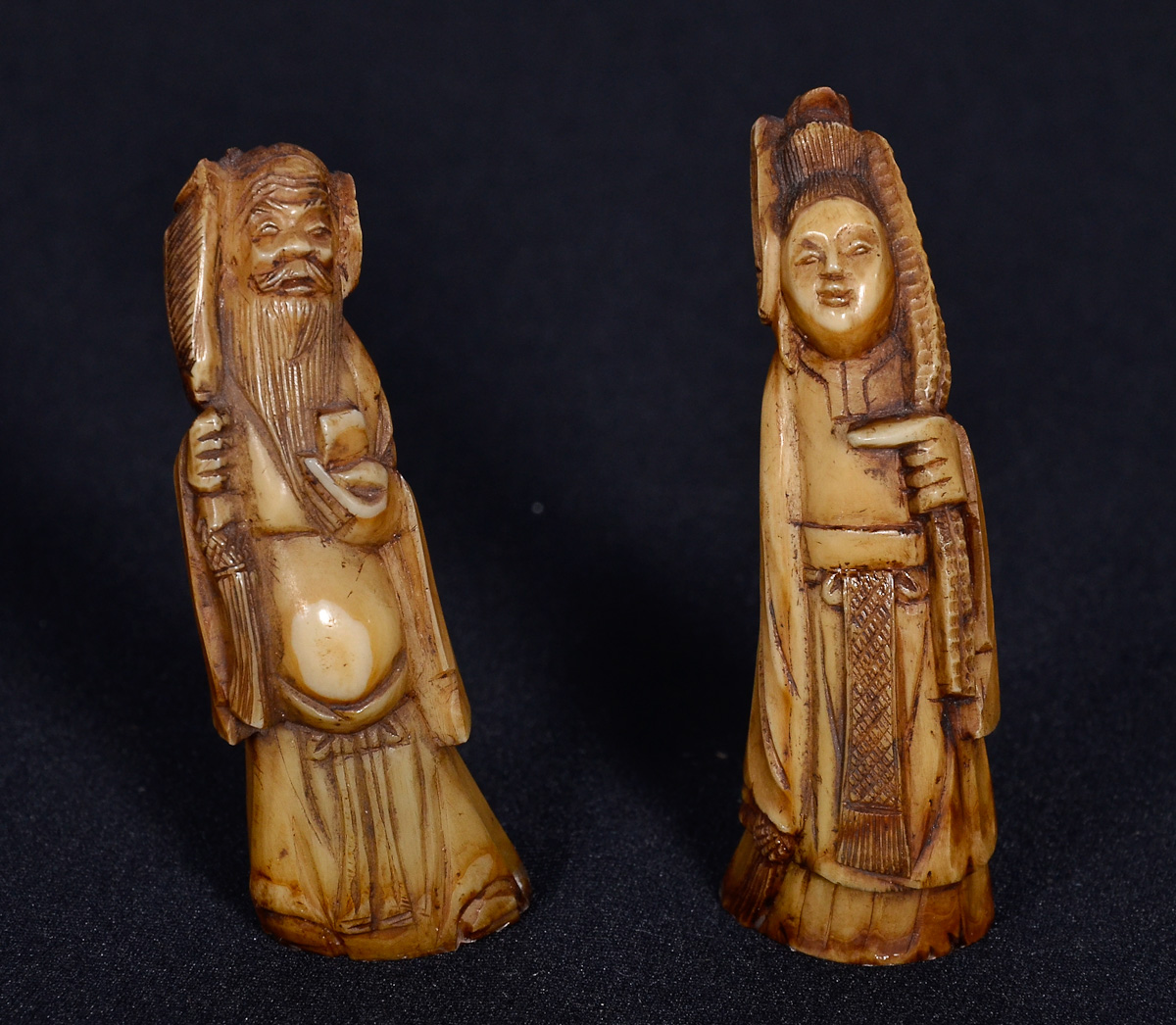Duas estatuetas esculpidas em presa animal, alt.7 cm.
