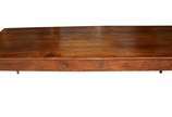 Belíssima mesa de encostar de madeira nobre, ca... - Belíssima mesa de encostar de madeira nobre, caixa retangular com uma gaveta, quatro pernas cilíndricas torneadas. Fundo da gaveta forrado com p...