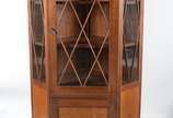 Móvel cristaleira de canto de madeira nobre, pa... - Móvel cristaleira de canto de madeira nobre, parte superior com porta e laterais de vidro com treliças superpostas, prateleiras internas; e, par...