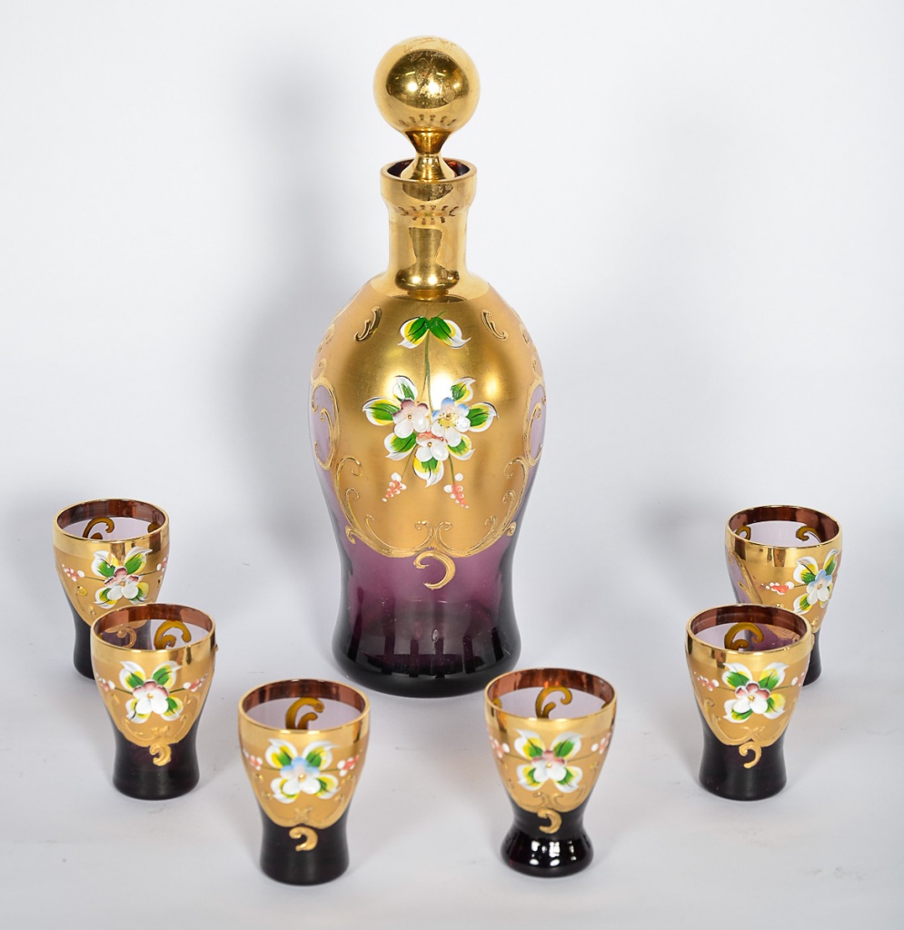Licoreira com 6 copinhos de crital tcheco roxo e dourado. Alt.25 cm.