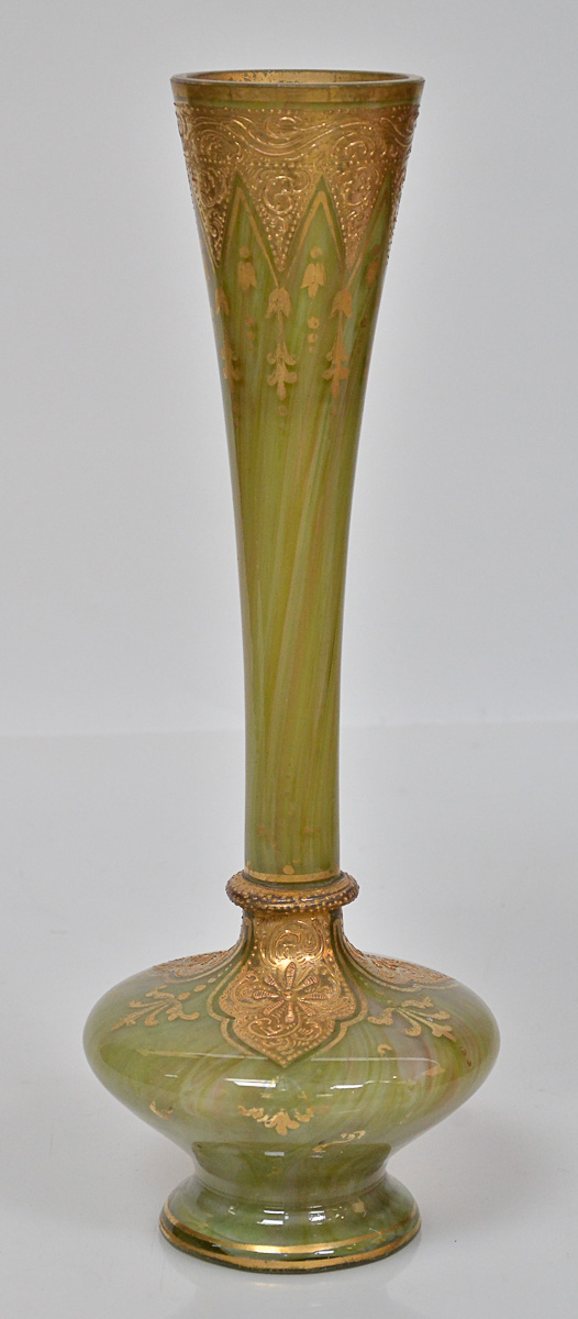 Antigo vaso de vidro verde com guirlandas douradas, alt.32 cm.
