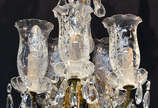 Pequeno lustre de cristal para 5 luzes, mangas ... - Pequeno lustre de cristal para 5 luzes, mangas com flores foscas, pingentes lapidados. Alt.60 cm.