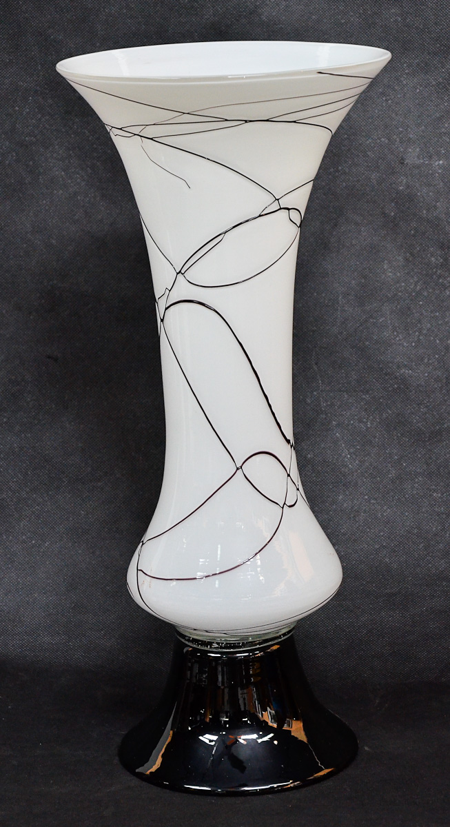 Vaso de murano branco com frisos pretos, alt.44 cm.