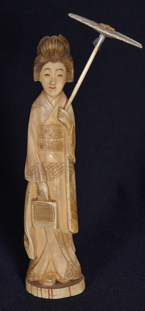 Estatueta de marfim repres.gueixa com sombrinha. Alt.total 12 cm.