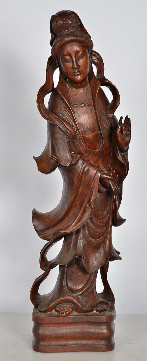 Estatueta chinesa esculpida em madeira repres.gueixa, alt. 75 cm.