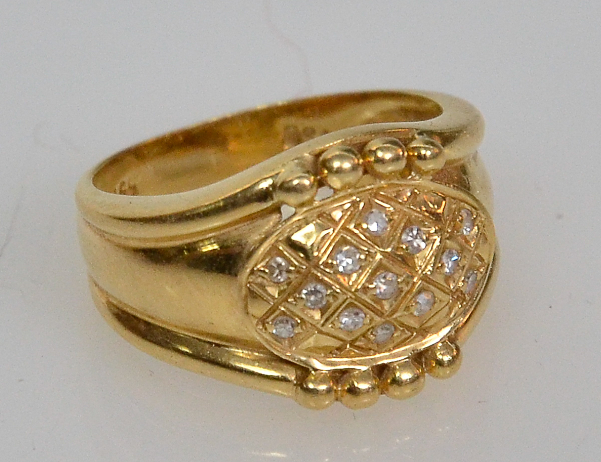 Anel de ouro 18 k e pavê de brilhantes, peso 7,5 g (med.17,5)