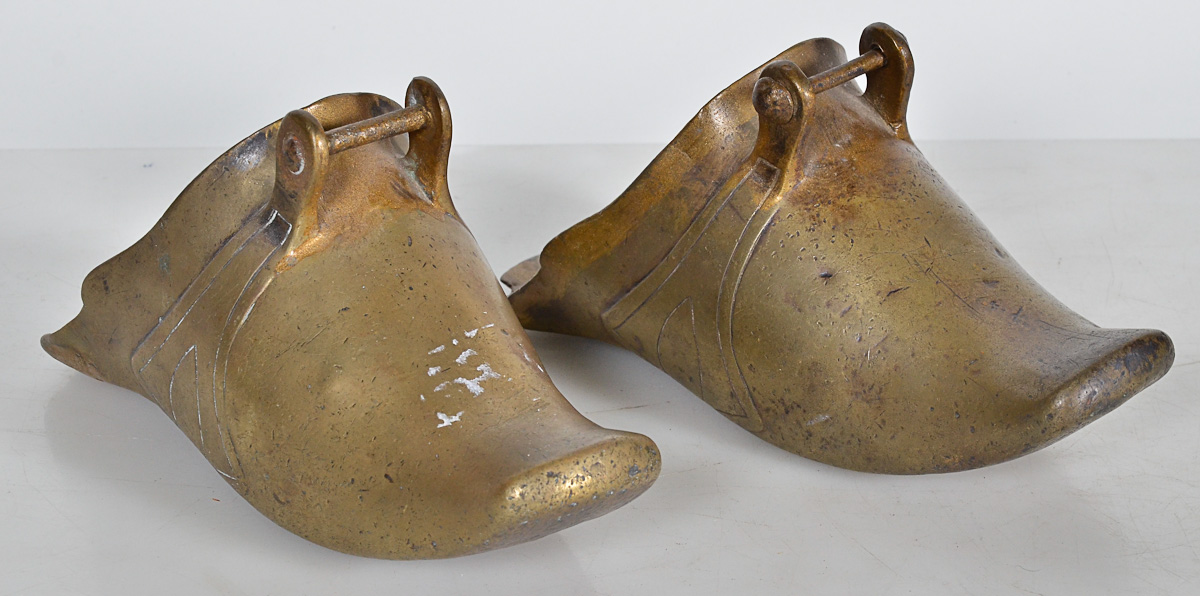 Par de antigas sapatas de bronze, compr.25 alt.13 cm.