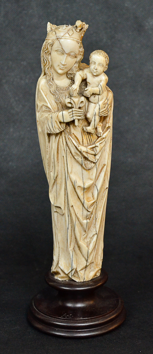 Estatueta de marfim repres.NOSSA SENHORA com menino, base de madeira...
