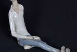 LLADRO - Estatueta de porcelana espanhola repre... - LLADRO - Estatueta de porcelana espanhola repres.rapaz com livro, alt. 20 cm.