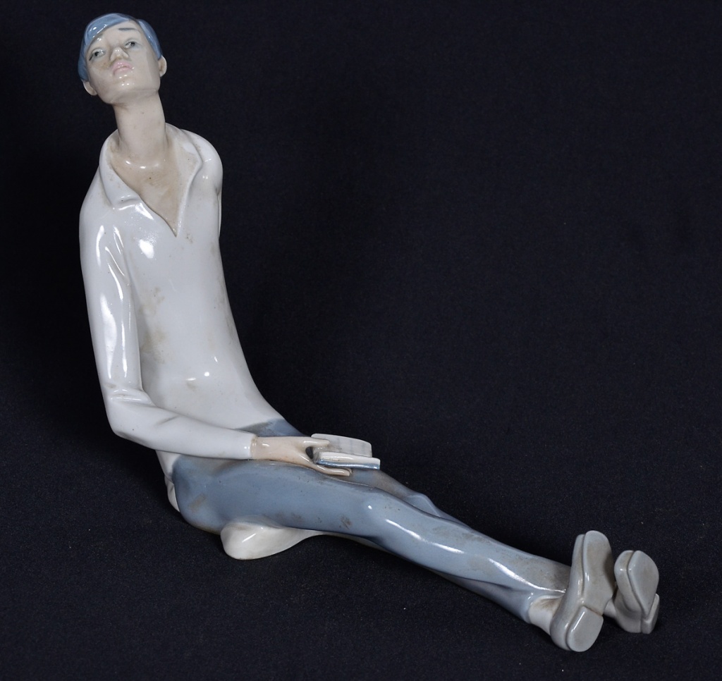 LLADRO - Estatueta de porcelana espanhola repres.rapaz com livro...