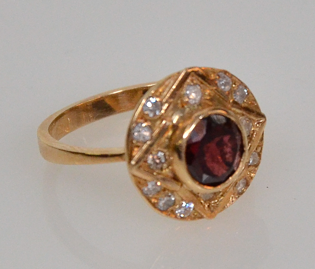 Anel de ouro 18 k com uma rubilita e brilhantes, peso 4,1 g.