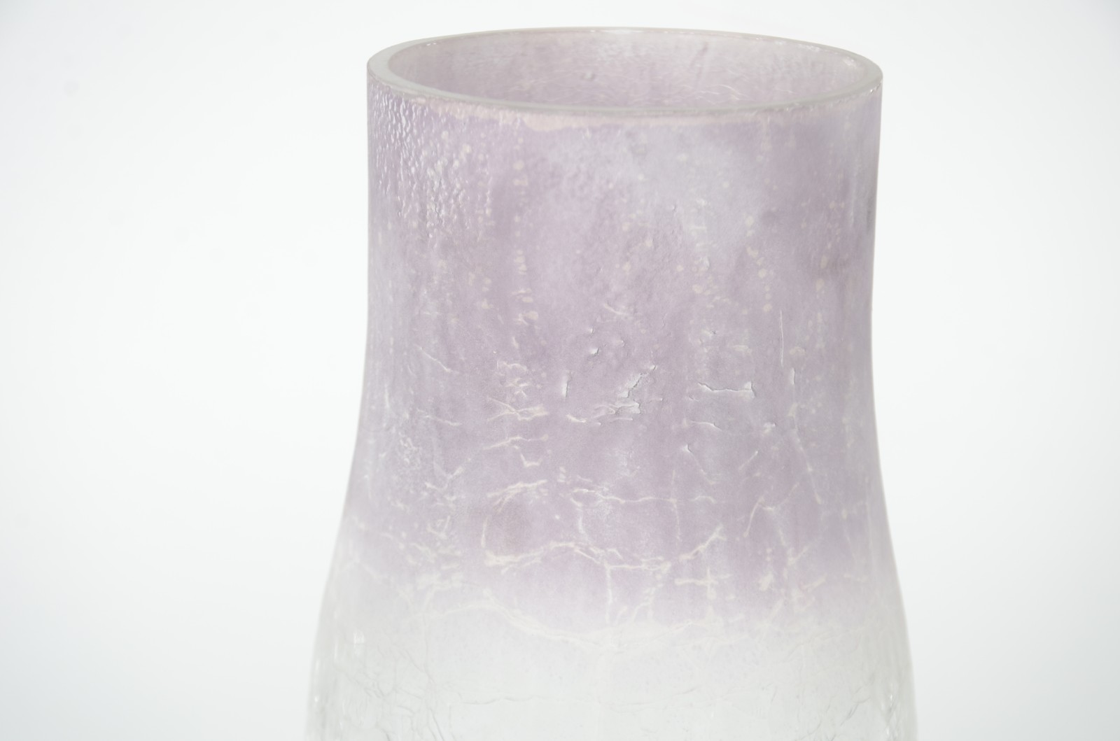 Vaso de vidro craquelê na cor lilás degradé. - foto 2 de 5