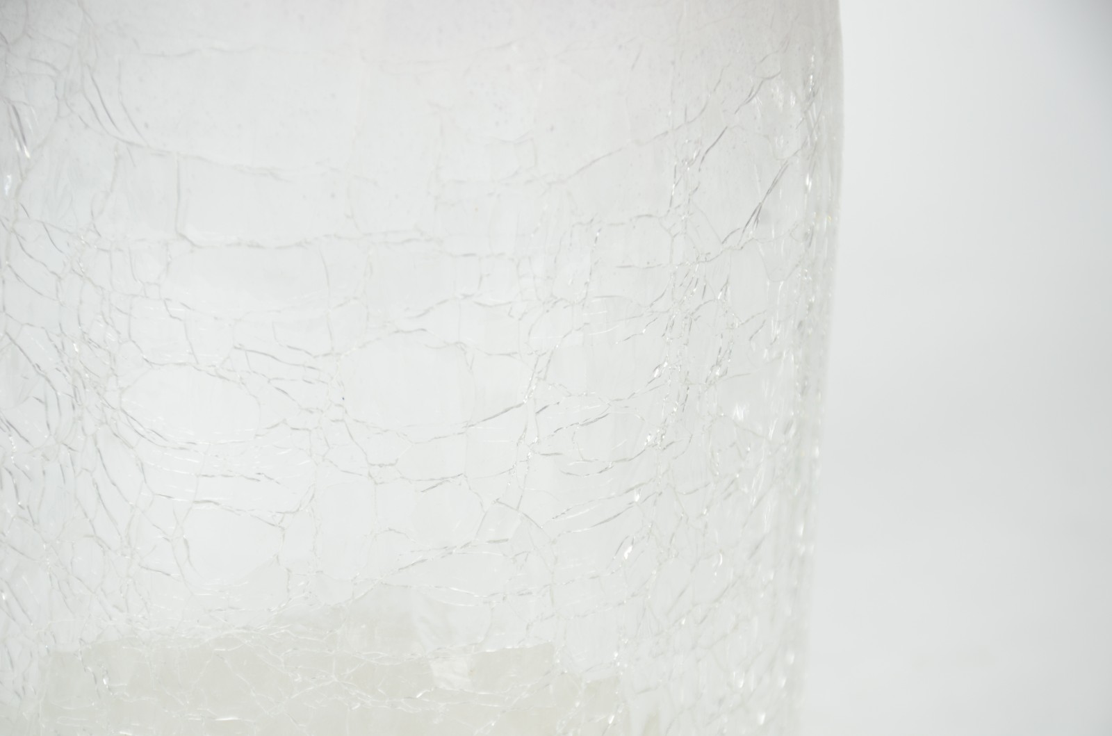 Vaso de vidro craquelê na cor lilás degradé. - foto 4 de 5
