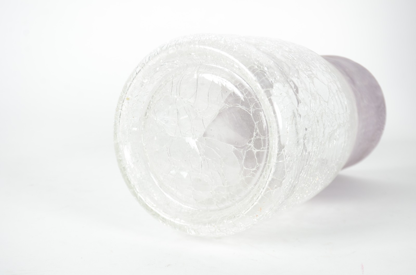Vaso de vidro craquelê na cor lilás degradé. - foto 5 de 5