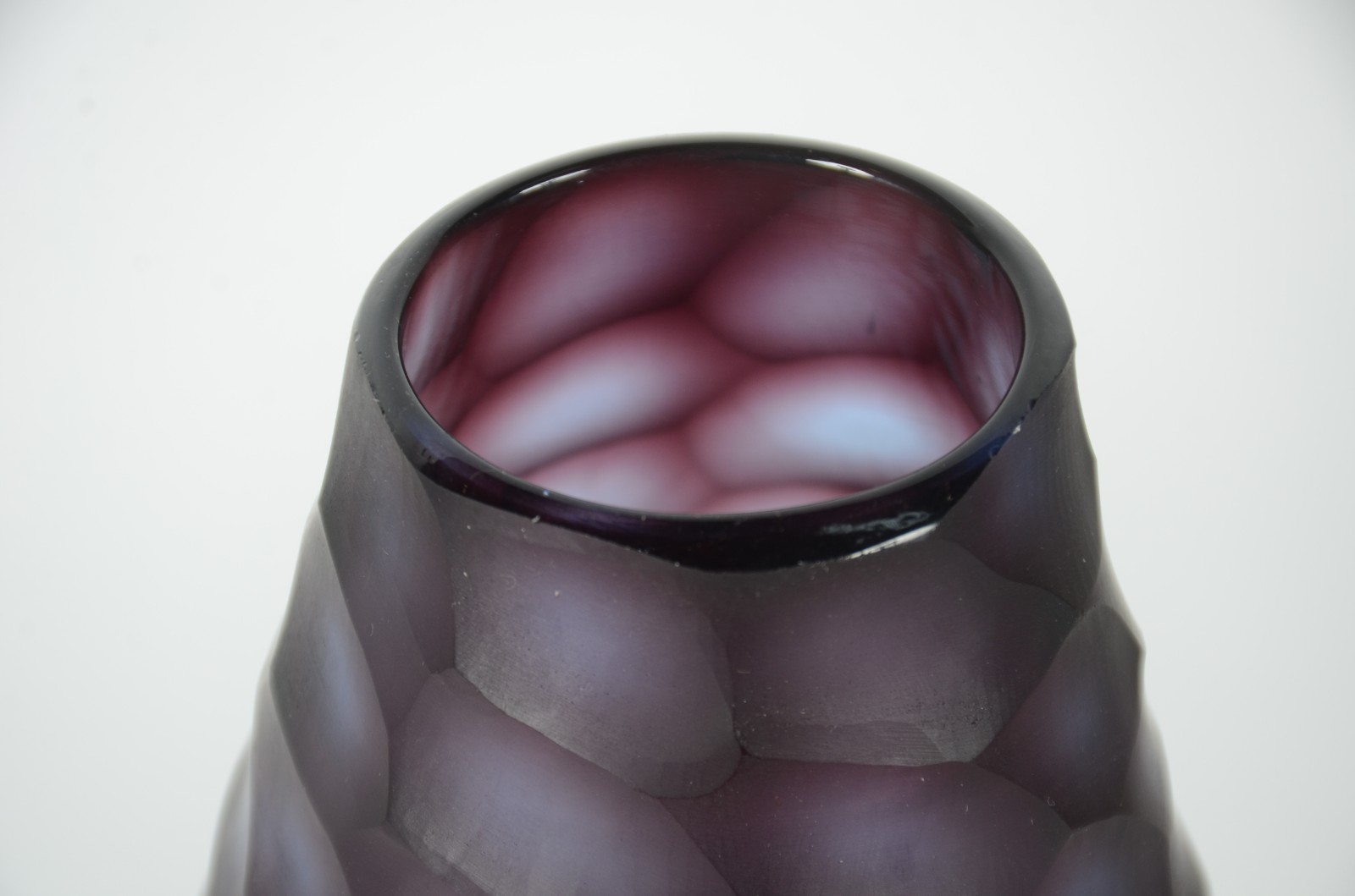 Vaso decorativo de vidro lilás com parte externa em facetas foscas. - foto 3 de 4
