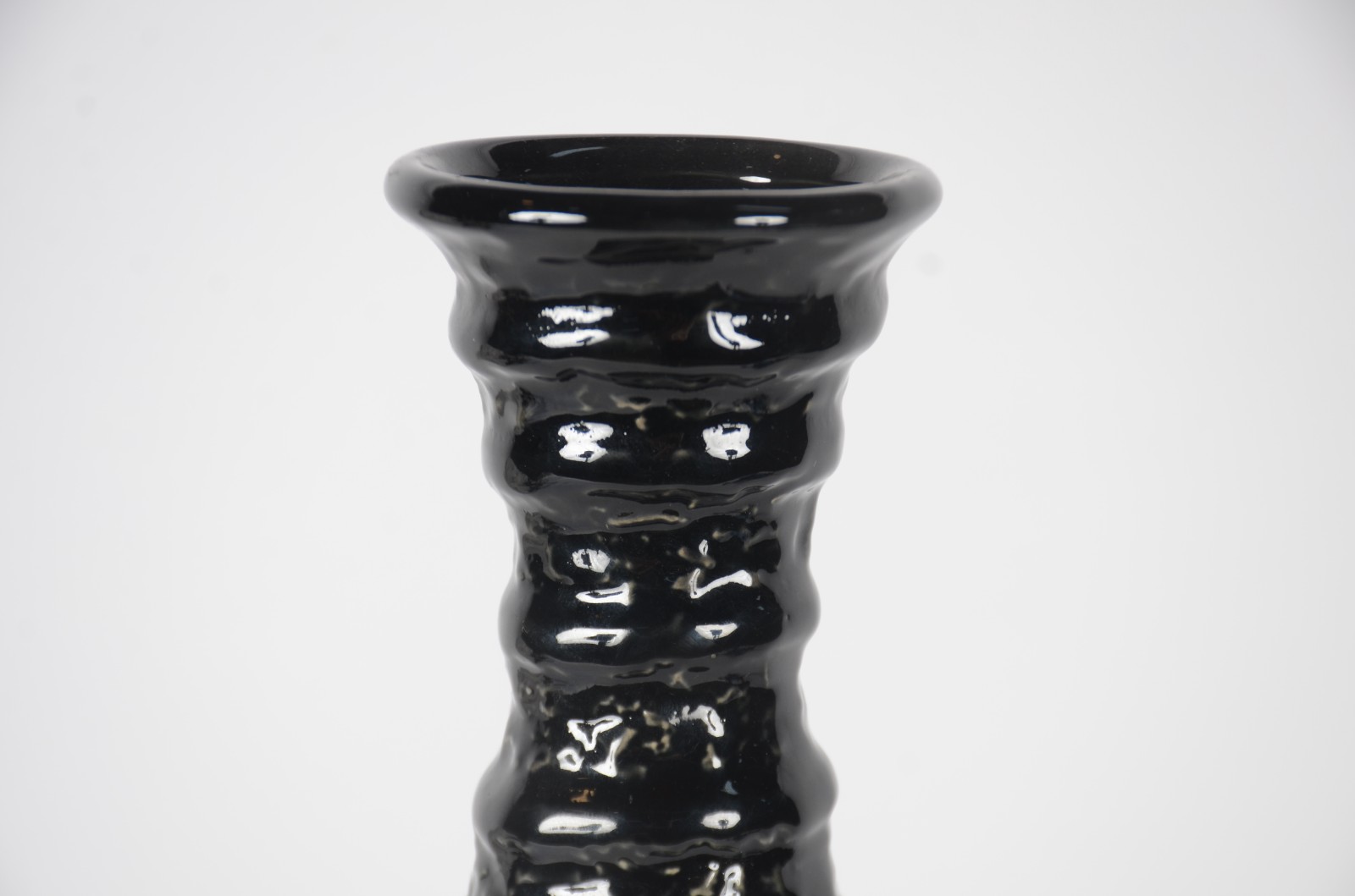 Vaso decorativo de cerâmica preta decorado com círculos em relevo. - foto 2 de 5