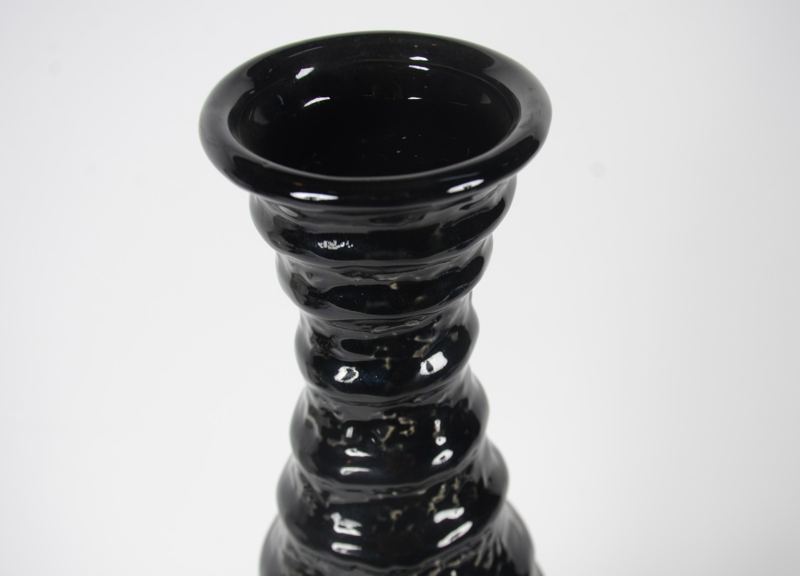 Vaso decorativo de cerâmica preta decorado com círculos em relevo. - foto 5 de 5