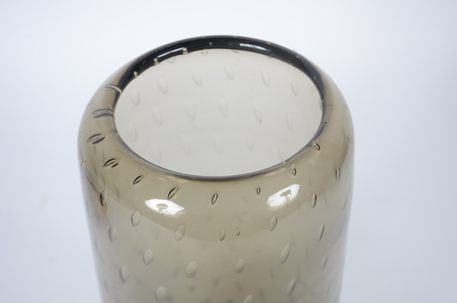 Vaso decorativo de vidro fumé cilíndrico. - foto 2 de 4