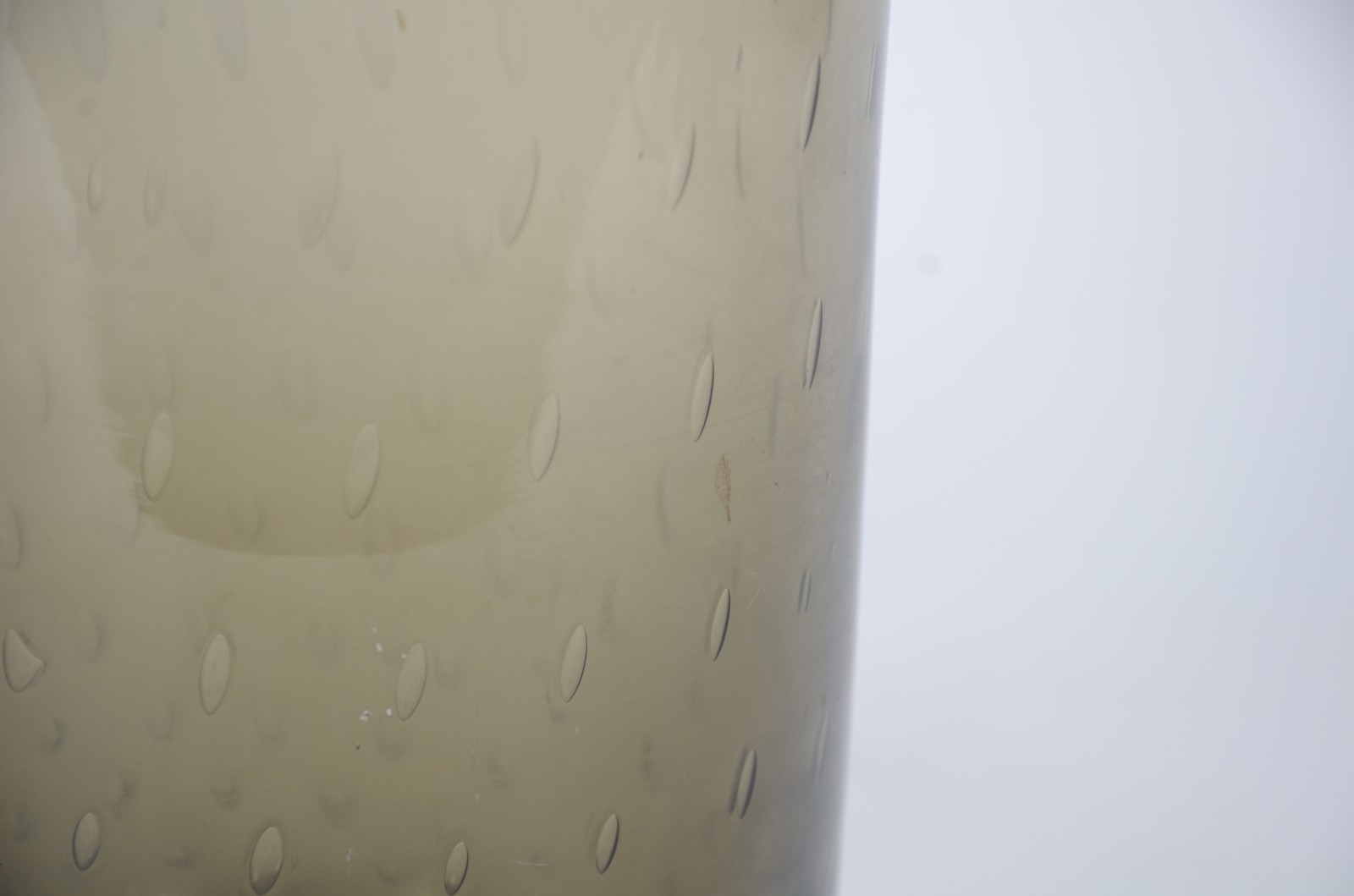 Vaso decorativo de vidro fumé cilíndrico. - foto 3 de 4