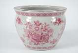 Cachepot de porcelana craquelê com flores e gre... - Cachepot de porcelana craquelê com flores e gregas em tons de rosa.