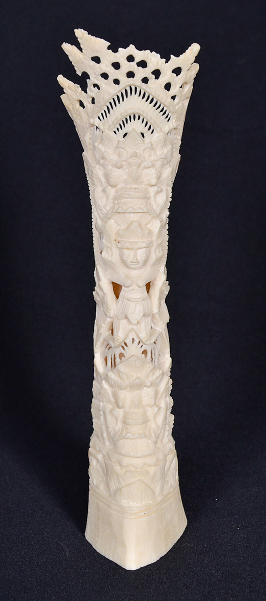 Estatueta tailandesa esculpida em presa animal, alt. 22 cm.