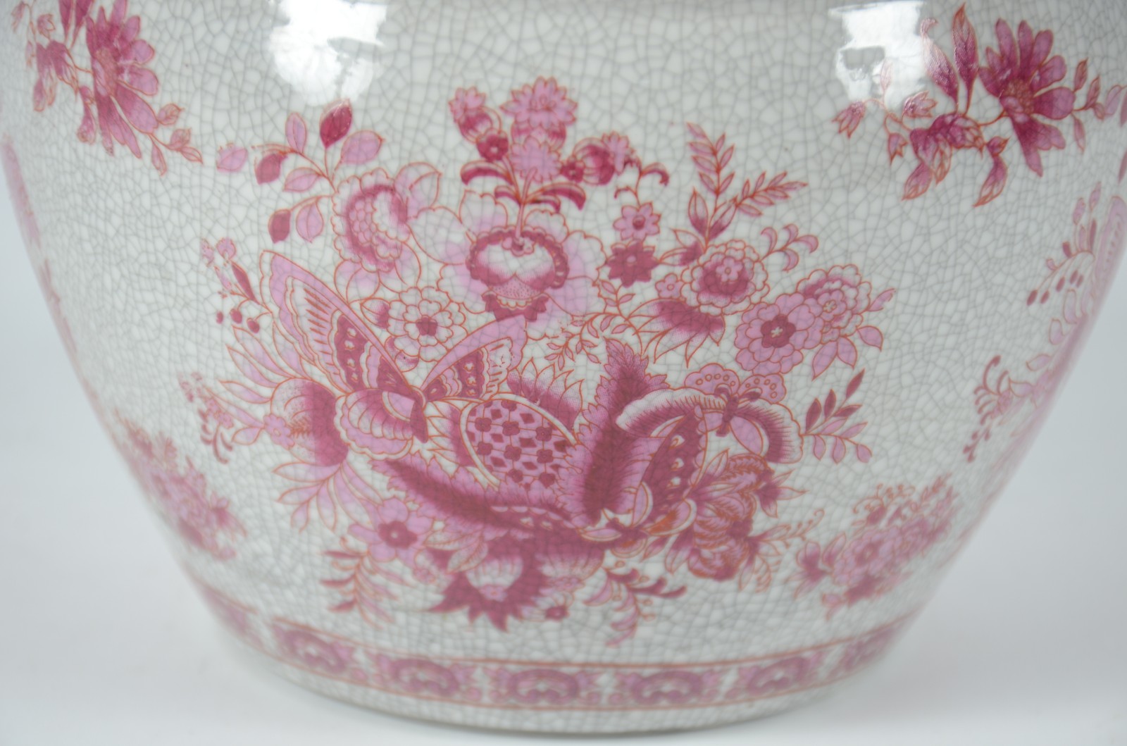 Cachepot de porcelana craquelê com flores e gregas em tons de rosa. - foto 2 de 5