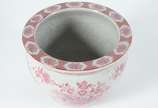 Cachepot de porcelana craquelê com flores e gre... - Cachepot de porcelana craquelê com flores e gregas em tons de rosa.