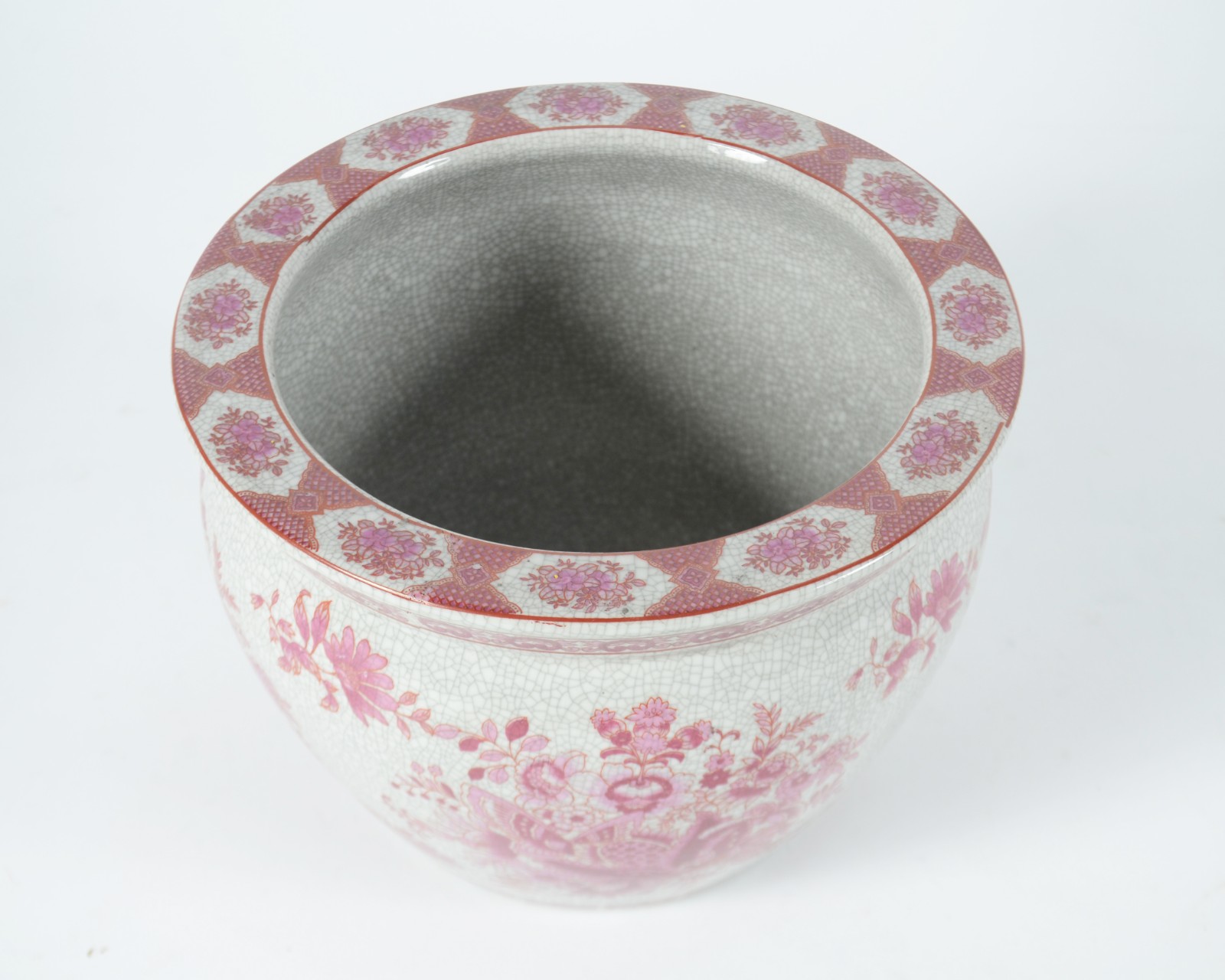 Cachepot de porcelana craquelê com flores e gregas em tons de rosa. - foto 3 de 5