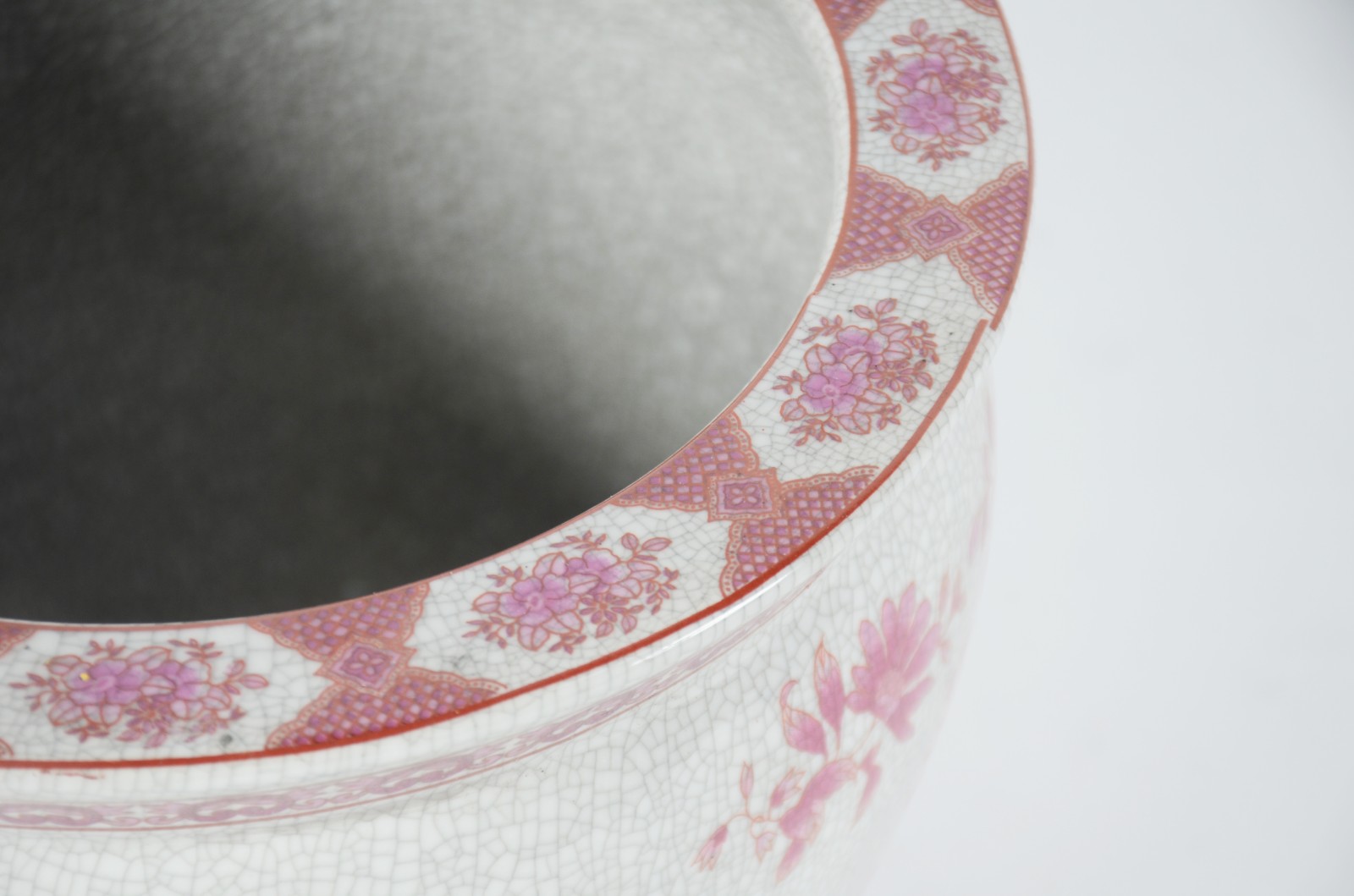 Cachepot de porcelana craquelê com flores e gregas em tons de rosa. - foto 4 de 5
