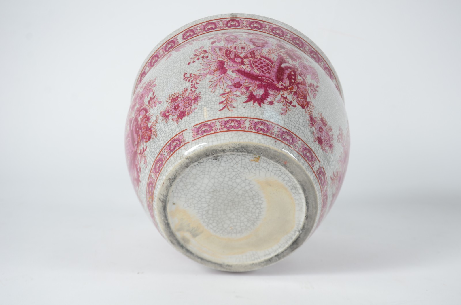 Cachepot de porcelana craquelê com flores e gregas em tons de rosa. - foto 5 de 5