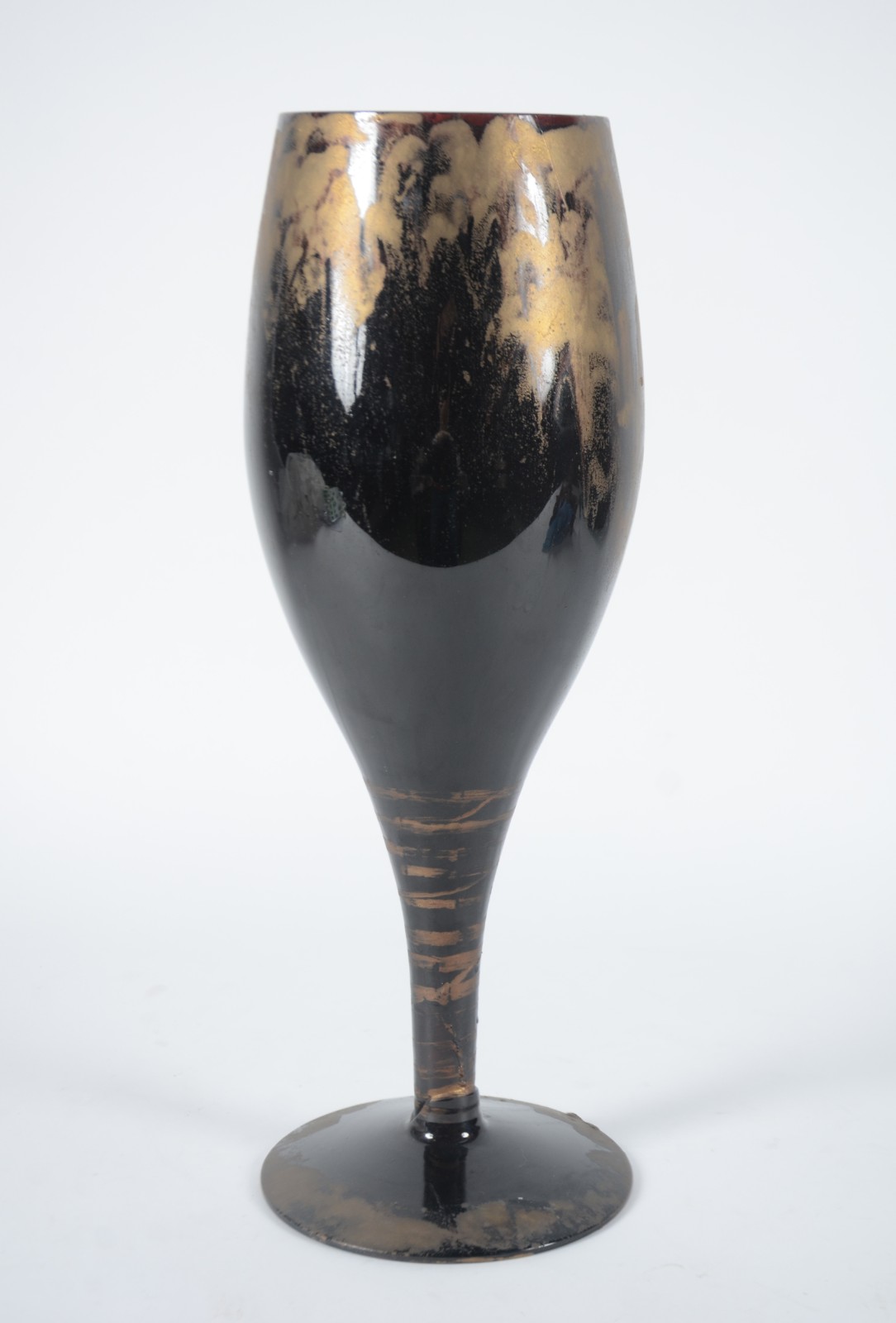 Vaso decorativo de vidro pintado de preto e mesclas douradas. - foto 1 de 6