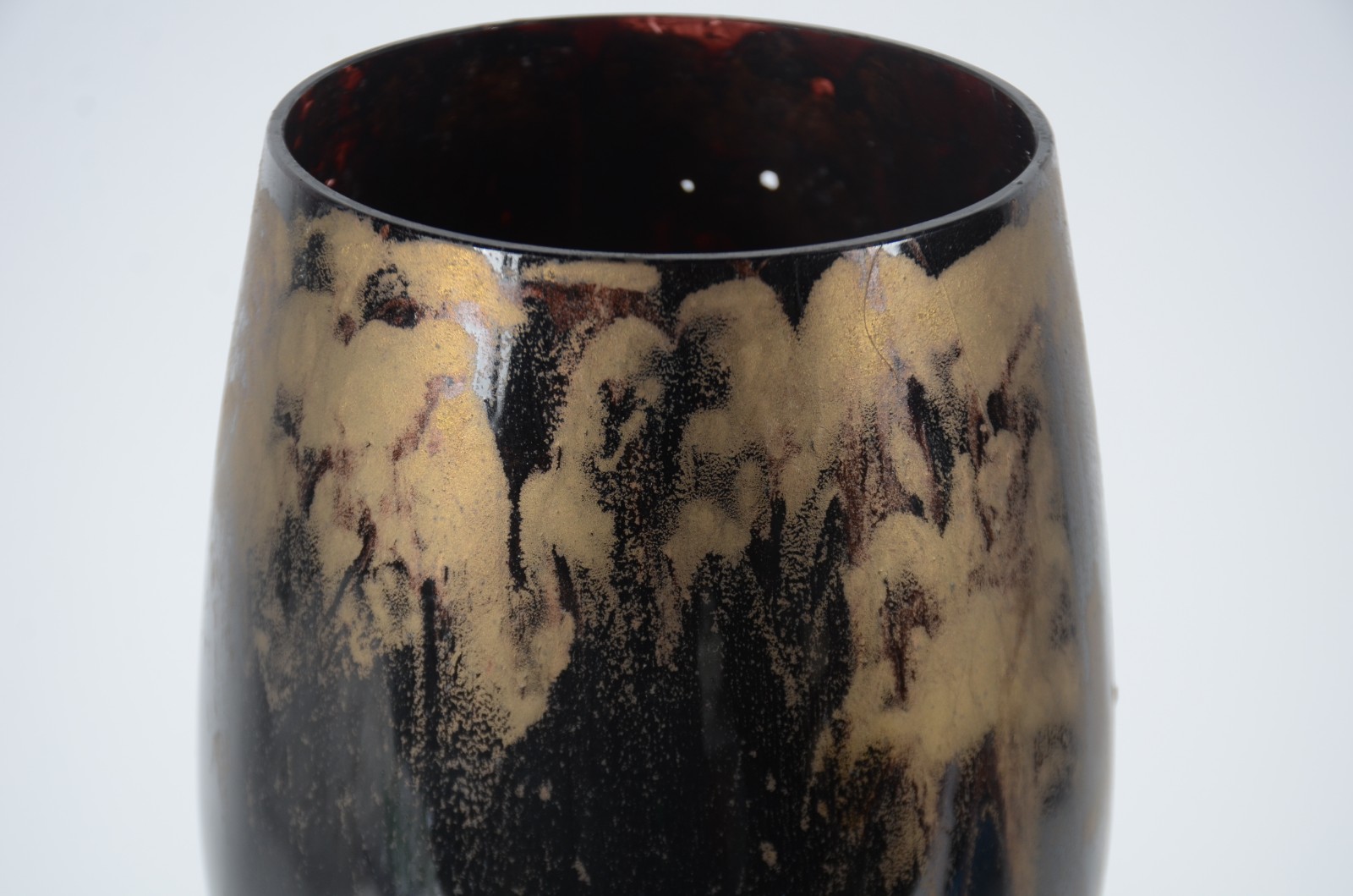Vaso decorativo de vidro pintado de preto e mesclas douradas. - foto 2 de 6