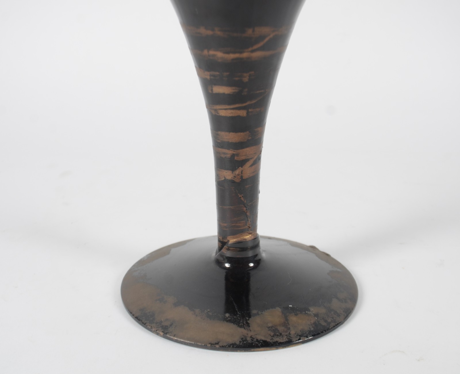 Vaso decorativo de vidro pintado de preto e mesclas douradas. - foto 3 de 6