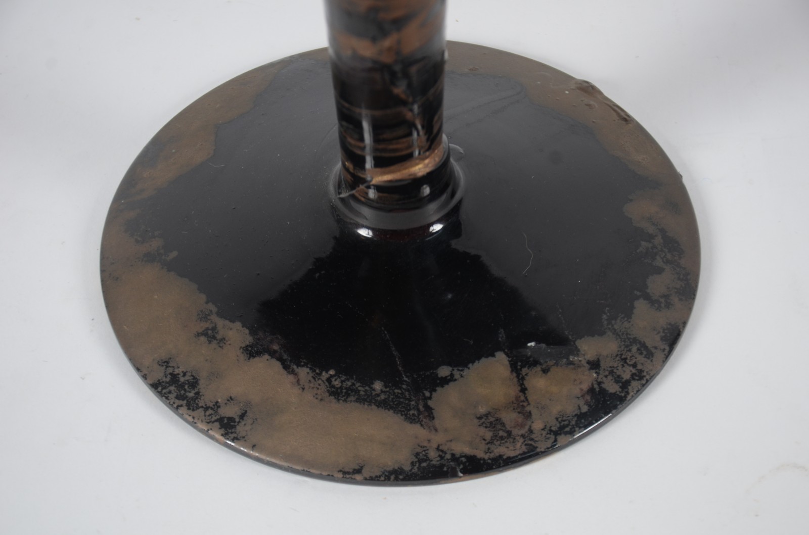 Vaso decorativo de vidro pintado de preto e mesclas douradas. - foto 4 de 6