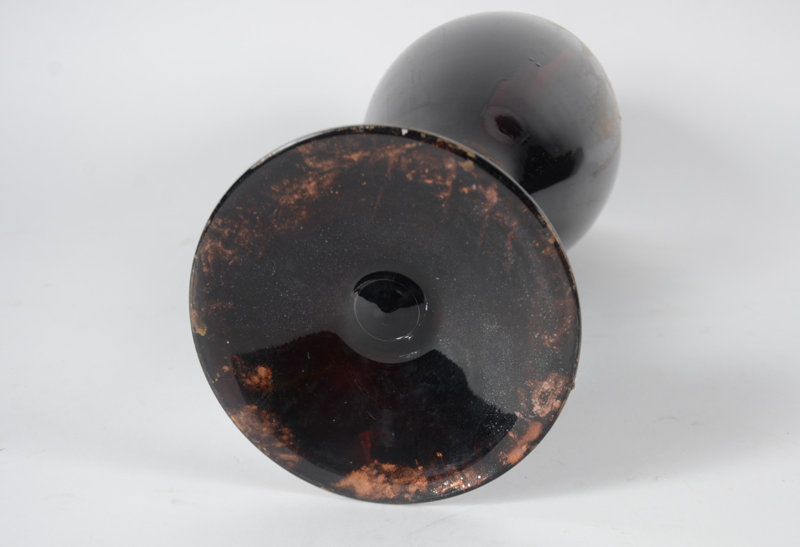 Vaso decorativo de vidro pintado de preto e mesclas douradas. - foto 5 de 6