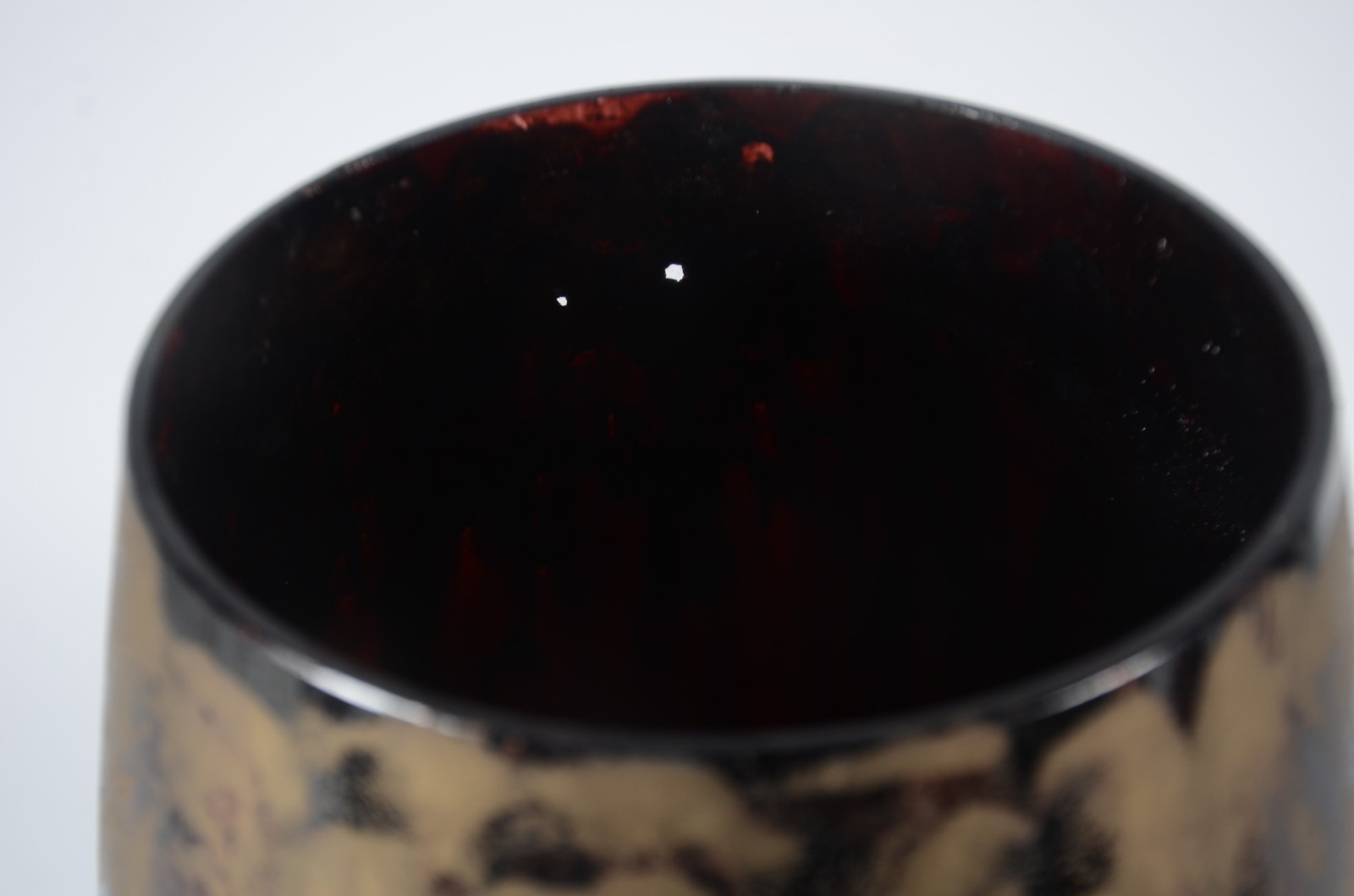 Vaso decorativo de vidro pintado de preto e mesclas douradas. - foto 6 de 6