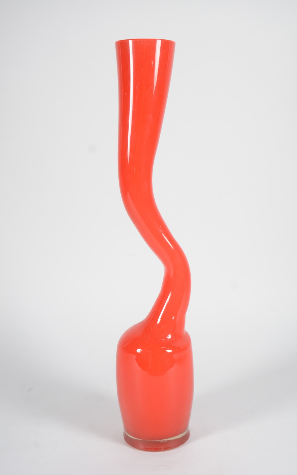 Vaso de vidro decorativo na cor laranja. - foto 1 de 5