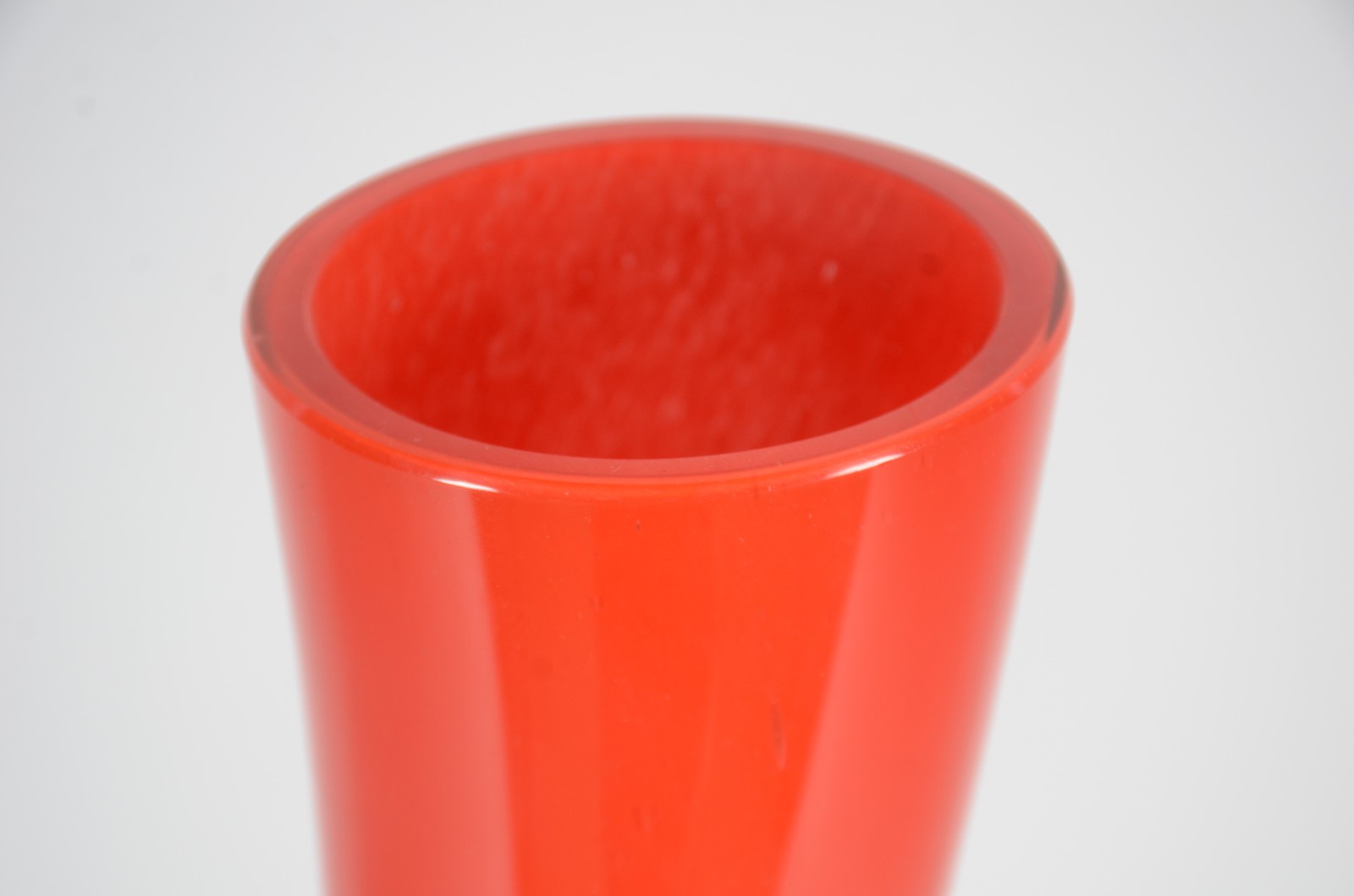 Vaso de vidro decorativo na cor laranja. - foto 3 de 5