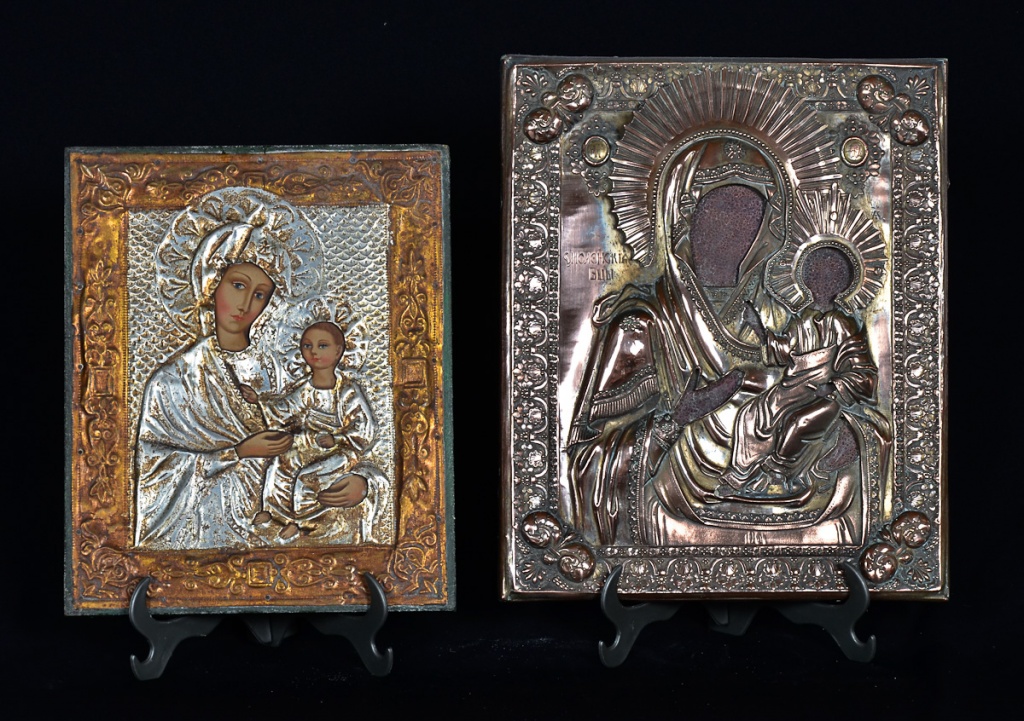 Dois ícones de metal dourado repres.Nossa Senhora com menino, med. 31...