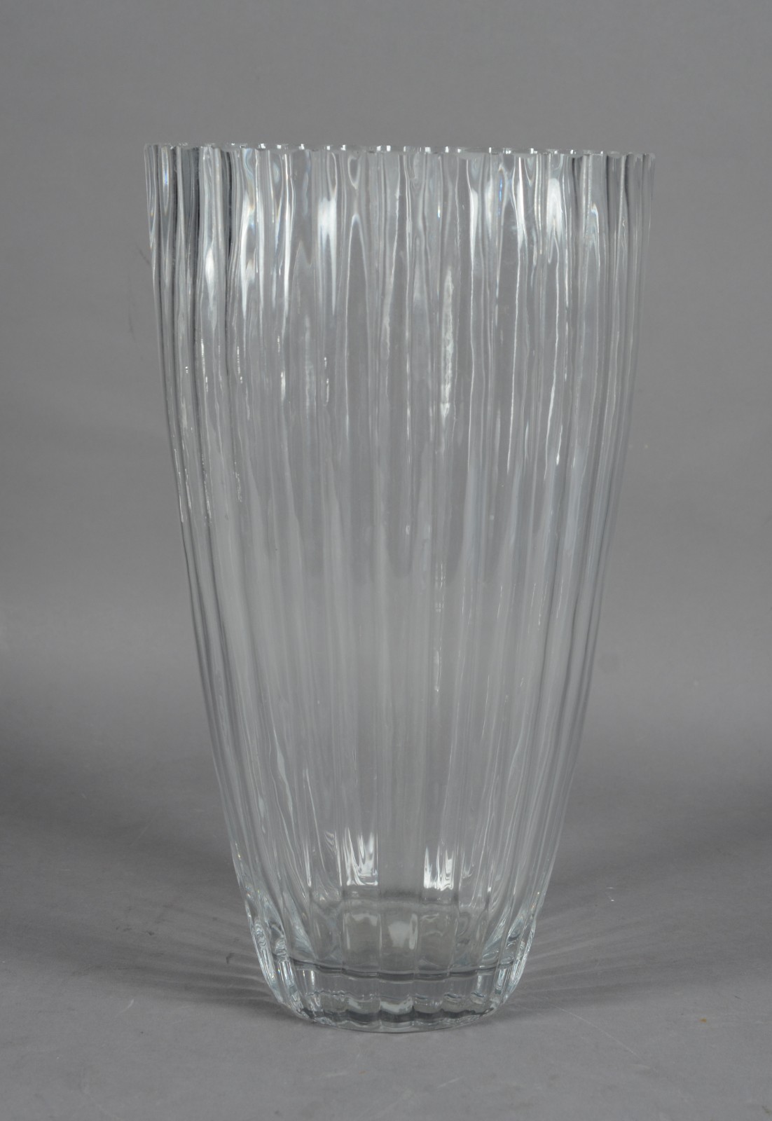 Vaso de vidro decorativo frisado. - foto 1 de 4