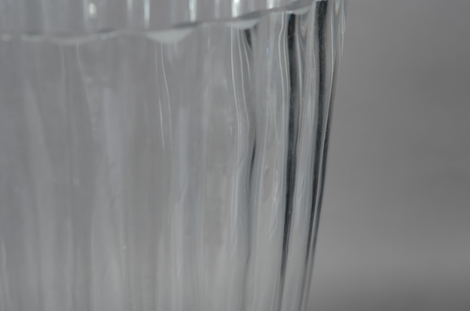 Vaso de vidro decorativo frisado. - foto 3 de 4